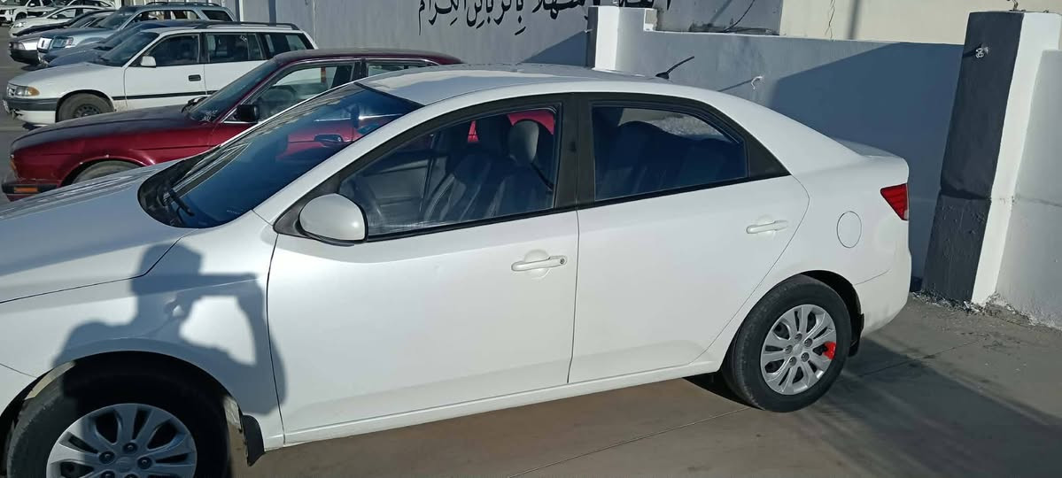 سيراتو للبيع موديل 2013 بيه جاملغ امامي صبغ فقط بدون داخل بدون ارباك  سنويه وهزة وارقام جدد وكابون بانزين تبادل  سياره كير عادي. محرك 16 لا صرف ولا نفخ ولا رخاوة  طخم امامي خلفي. وتايرات جدد سياره مال بيت. وعلى ايد وحده  السعر المطلوب 89  وبيه مجال قليل  للتواصل على الرقم ‏‪‪***********‬‬‏
