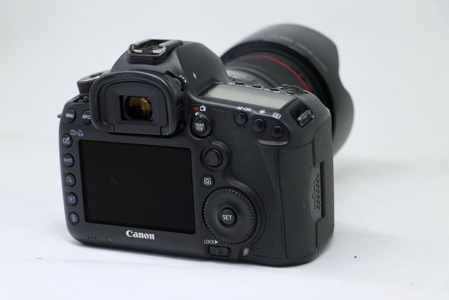 كأمره كانون   (💣 ✨5D Mark 3 📸💣)
مع عدسه 24-105 رنك احمر فول فريم 
نضافه 95/100 كامل ملحقات
1- رام 32✅
2- حقيبه✅
3- حزام كتف✅
4- شاحنه اصليه ✅
5 بطاريه اصليه ✅ 
6- توصاله نقل صور ✅
يوجد توصيل كل العراق 🚚 السعر (⬅️.  ➡️) 
 ***********
