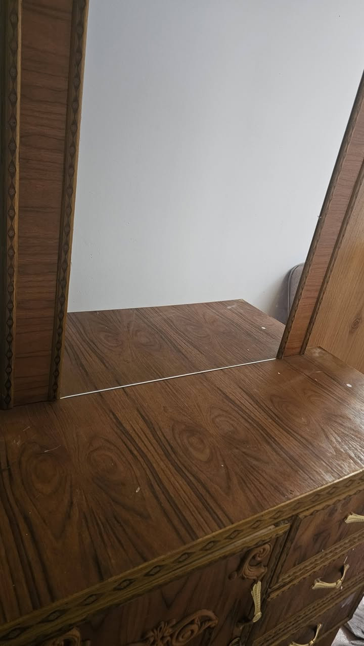 كنتور عراقي + ميز تواليت
الكنتور من بابين  وملحق  + تعلاكات للبدلات والملابس الرسمية
والميز تواليت من ٣ رفوف وملحق جانبي 
مدة الاستعمال شهرين ونص 
السعر (150 ) الف 
*********** مكاني الشعب
