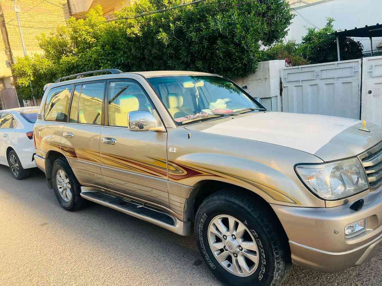 السلام عليكم 
لاندكروز 2006 بلادي مابي قطره صبغ ولا ضربه مكفوله من الضربه والصبغ فقط جراد في البنيد 
فول مواصفات تبريد 3قطع ثلاجه فتحه سقف 
GXR4500 
رقم باسمي تحويل ثاني يوم 
لاستفسار ***********
