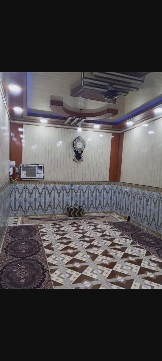 السلام عليكم بيت مساحته 200م بحي الملايين قرب بيت الاخ حامد ابو جوادين يحتوي على غرفتين وصاله وبراني وصحيات البناء بلوك ورباط السعر والاستفسار مراسلة الصفحه او الأتصال ***********
