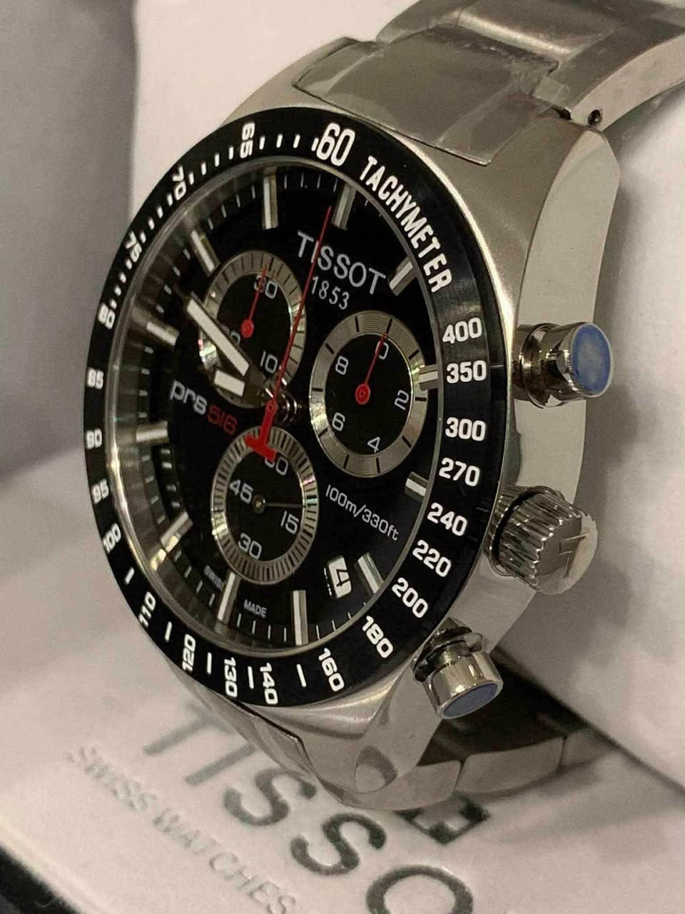 السلام عليكم.......
ساعة TISSOT سويسري اصلي بطارية 
ستوب وج 
كرونوكراف 
مكينة ٤حجر 
نافذة للعرض التاريخ 
سناتر شغالة 
أميال فسفوري 
القطر ٤٢.٥
مقاوم للماء ١٠٠م 
سير حديد ستانلس ستيل قفل فراشة معلم 
جديد غير مستعمل مع العلبة الأصلية وبطاقة الضمان 
السعر ٢٠٠$
يوجد توصيل ***********
