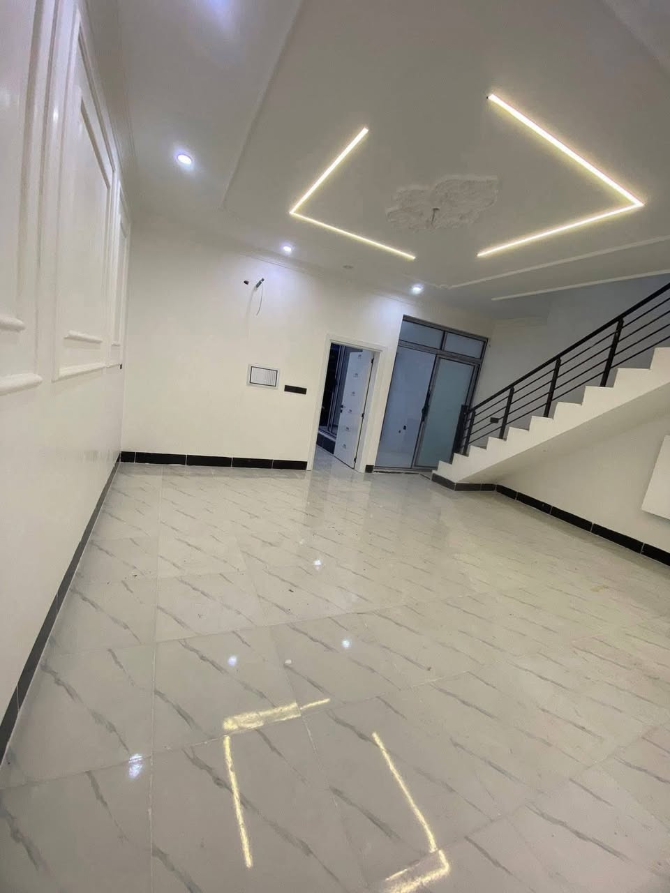 #٨حساروك
بيت للبيع في 8 حساروك 
١٢٥م
4غرف نوم +صاله 
مجموع صحيات +مطبخ حاره وبارد 
شارع 12
سعر 6دفتر 75ورقه بي مجال 
=================
***********
