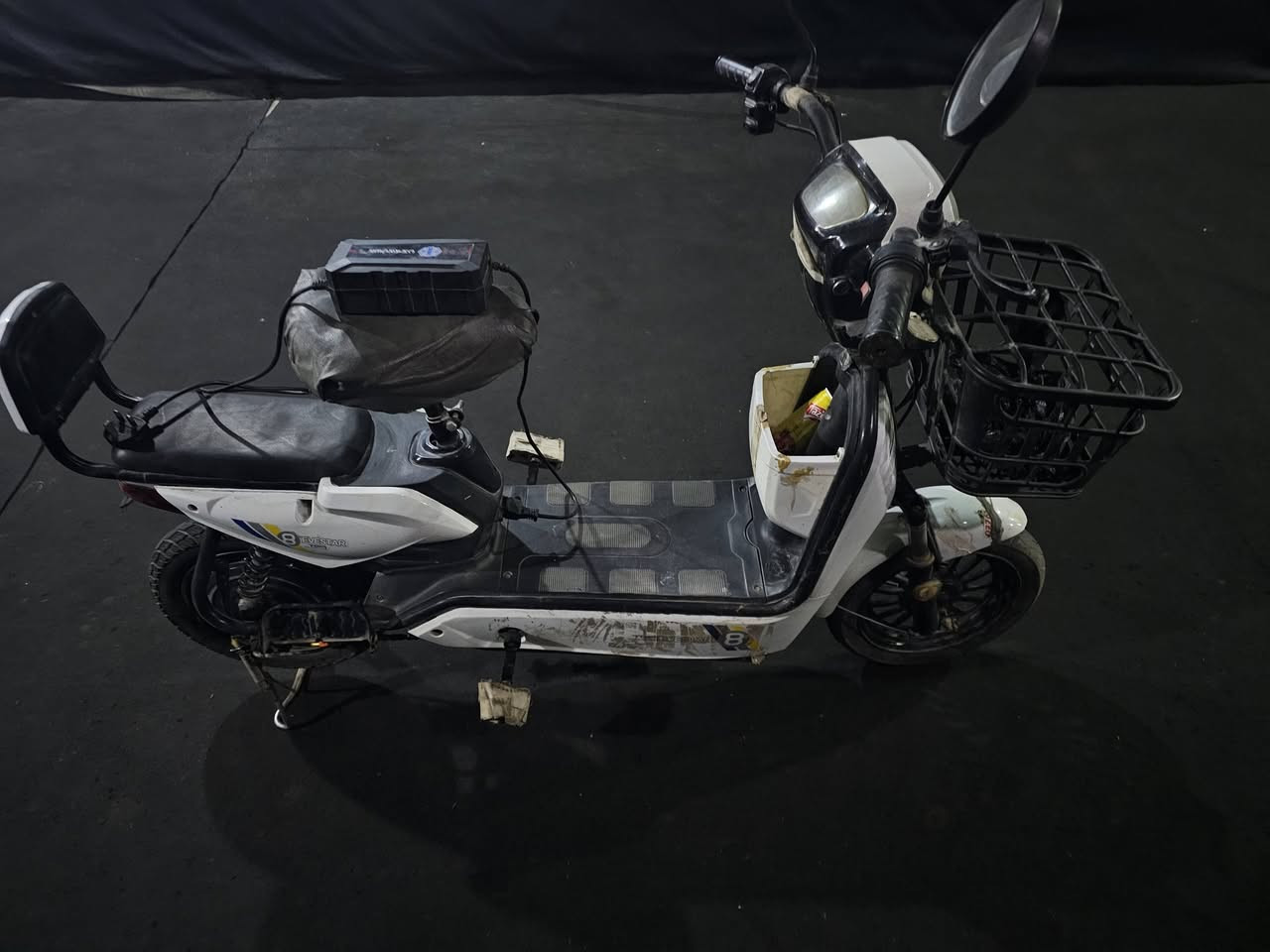 دراجة شحن للبيع سعر 200 و بي مجال نضيفة فقط البطاريات تعبانة 
الرقم للستفسار اكثر ***********
