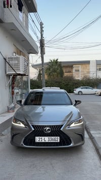 Lexus es 300H خلیجی ماشی ٤٠٠٠ 07705917474