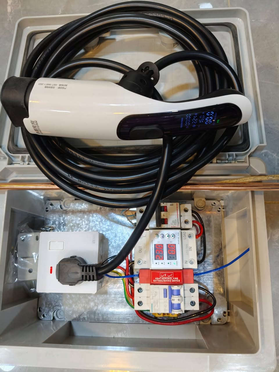 تتوفر لدى شركة سما السدرة شواحن  ( منظمات شحن) للسيارات الكهربائية  بجميع انواعها البي واي دي منفذ صيني GB/T  والتسلا و الياباني والامريكي والكوري منفذ TYPE 1 والاوربي منفذ TYPE2   مع  الادابترات المتنوعة 

تتوفر خدمة تصليح الشواحن وتطويل الكيبلات واستبدال منافذ الشحن حسب النوع المطلوب. 

 الاسعار متفاوتة حسب منفذ الشحن ونوع السيارة والقدرة والمواصفات الاخرى 

شواحن السيارات الكهربائية (EVSE) متوفرة الآن لدى شركة سما السدرة للطاقة الشمسية. 

- حل عملي وآمن لشحن سيارات Plug-In Hybrid و السيارات الكهربائية  EV  بكفاءة عالية، مصمّم ليلبّي متطلبات الاستخدام اليومي بثقة واعتمادية، سواء للاستخدام المنزلي أو التجاري .

- تحكم تيار من 6 إلى 16 امبير للشاحنة 3.5 كيلو واط 

و من 8  إلى 32 امبير  للشاحنة 7 كيلو واط 

- المواصفات الفنية:

* البورد معيار حماية IP65 

* منفذ الشحن Gun معيار حماية IP55 

* منفذ السوكت الصناعي معيار حماية IP68

*  تدعم منافذ الشحن :

GB/T صيني 

Type 1  ياباني وامريكي 

Tesla  تسلا

TYPE1 اوربي 

-المميزات 

* متغير التيار 

* ضد الرطوبة والاتربة والمطر 

* دبل ريلي 

* شاشة ملونه

* ضمان سنتين 

* توفر كل قطع الغيار 

*كيبل 5 متر قابل للزبادة حسب الطلب

- متوفر بورد سيطرة و حماية قبل الشاحنة من مناشئ رصينة جدا 

- متوفرة خدمة صيانة كافة الشواحن 

 شحن ثابت ومستقر

 مستوى أمان عالٍ

أداء موثوق للاستخدام اليومي 

شركة سما السدرة

نواكب مستقبل الطاقة ونضع حلول الشحن الحديثة بين يديك اليوم.

للاستفسار ومعرفة الشاحن الأنسب لسيارتك، تواصل معنا:

مواقع فروعنا:

بغداد – المنصور – الداوودي

بغداد – العامرية – مجمع الشرق الأوسط

أرقام التواصل:

المخزن والورشة الفنية      ***********

فرع المنصور:

***********

***********

فرع العامرية:

***********
