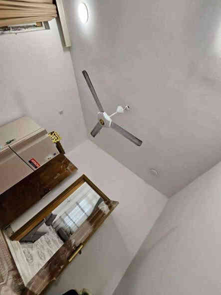 #اعلان

🏠 بيت للبيع – فرصة مميزة

📐 المساحة: 83 متر
📄 الملكية: إقرار محكمة
📍 العنوان: حي الذهب – خلف طاقة حي الحسين، قرب سوق الصيادين

🔹 تفاصيل البيت:
▪️ يتكون من طابقين
▪️ الطابق الأول: براني، صالة، مطبخ، صحيات
▪️ الطابق الثاني: غرفتان مع صحيات
▪️ بناء كونكريت مسلح للطابقين

💰 السعر: 62 مليون (قابل للتفاوض البسيط)

📞 للاستفسار والتواصل:
***********

✨ سكن عملي بموقع حيوي وقريب من الخدمات ✨
