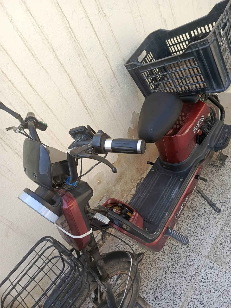 السلام عليكم، دراجة شحن للبيع سرعة90، بطاريات جديده استخدام 4 اشهر فقط سعرها 500 وبيها مجال 
تواصل واتساب، ***********.
