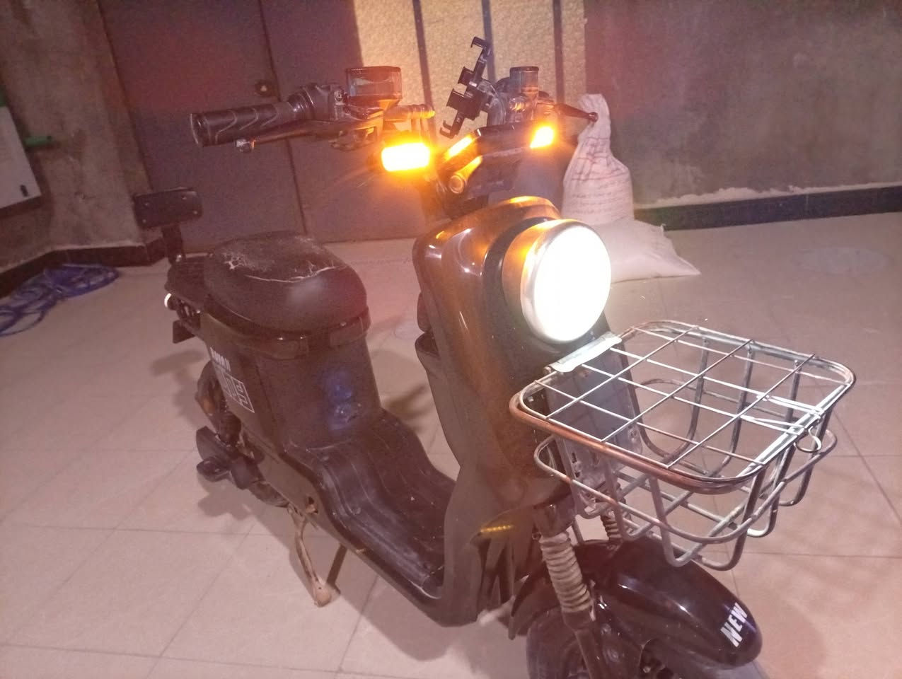 سلام عليكم #للبيع دراجه شحن (صفر - 9)صار شهرين من ماخذهه بصمتين على وظع شركه  دراجه كلشي ما ناقصه هنياله الياخذهه تخم تاير توني شادهن بطاريات حجم الكبير  جديده ومكفوله سعر 450 وبيه مجال للطيبين 
مكاني بصره زبير ***********
