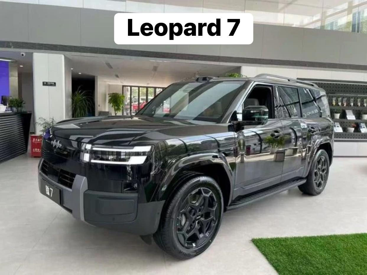 ‏وصول البي واي دي يم (شركة العتابي)🟥 BYD Leopard 7  VIP 2025  فول مواصفات 
 
السعر : اتصل على الارقام التالية
📞***********
📞*********** 

· المسافة المقطوعة: زيرو 0
· سعة المحرك: 2.0 لتر توربو
· القدرة الحصانية: 680 حصان (قوة هائلة جداً)
· التسارع (0-100 كم/ساعة): 4.8 ثانية (أداء رياضي)
·

الأداء والكفاءة في استهلاك الوقود والطاقة:

· مدى كهربائي بالكامل:200 كم (مثالي للقيادة اليومية داخل المدينة)
· مدى هجين (بالوقود والكهرباء):  (مثالي للسفر الطويل دون الحاجة للتوقف المتكرر للتزود بالوقود

أبرز المميزات والتقنيات

1. تقنية البطارية الثورية (Blade Battery):

· هذا هو "العامل المميز" لسيارات BYD. البطارية من نوع فوسفات حديد الليثيوم (LFP).
· المزايا: أكثر أماناً (مقاومة شديدة للحرائق)، كفاءة عالية، وعمر افتراضي طويل جداً يفوق أنواع البطاريات الأخرى.

2. نظام الدفع والقيادة:

· ديفلوك: لقفل التفاضلي، مما يزيد من القدرة على التغلب على الطرق الوعرة.
· نظام هيدروليك: (غالباً ما يشير إلى تعليق هوائي قادر على رفع وخفض السيارة لتحسين الراحة أو القدرة على الطرق الوعرة).

3. أنظمة الأمان والمساعدة المتطورة:

· نظام تجنب الاصطدام
· مساعد الحفاظ على المسار
· حساس النقطة العمياء
· الاصطفاف الذاتي
· مساعد صعود التلال
· كاميرات 360 درجة وحساسات أمامية وخلفية
13 كامره محيطية + نظام اوتو بارك

4. الرفاهية والتجهيزات الداخلية:

· المقاعد: 5 مقاعد جلدية كهربائية مع تدفئة وتبريد ومساج (أمامية وخلفية).
· الشاشات: شاشة أمامية كبيرة 
· الراحة: سقف بانورامي، ثلاجة وسطية قابلة للتحكم بدرجة الحرارة، عطر مركزي، إنارة داخلية مخفية (Ambient Lights).
· النظام الصوتي: نظام Devialet الفرنسي الفاخر (مرادف لجودة صوت استثنائية).
· تجهيزات أخرى: مريول طوي كهرباء، مرشات جانبية كهرباء، فتحات مكيف خلفية، شاحن لاسلكي، وكاميرا داخلية.

ملخص المزايا (Bullet Points)

· قوة وأداء خارق: 680 حصان وتسرع من 0 إلى 100 خلال 4.8 ثانية.
· اقتصادي جداً
· تقنية البطارية الأكثر أماناً في العالم: تقنية Blade Battery.
· تجهيزات فاخرة شاملة: كل ما تحتاجه من راحة وترفيه.
· أنظمة أمان متكاملة: تقنية القيادة الذاتية المساعدة من المستوى المتقدم.
· تصميم حديث وعصري
