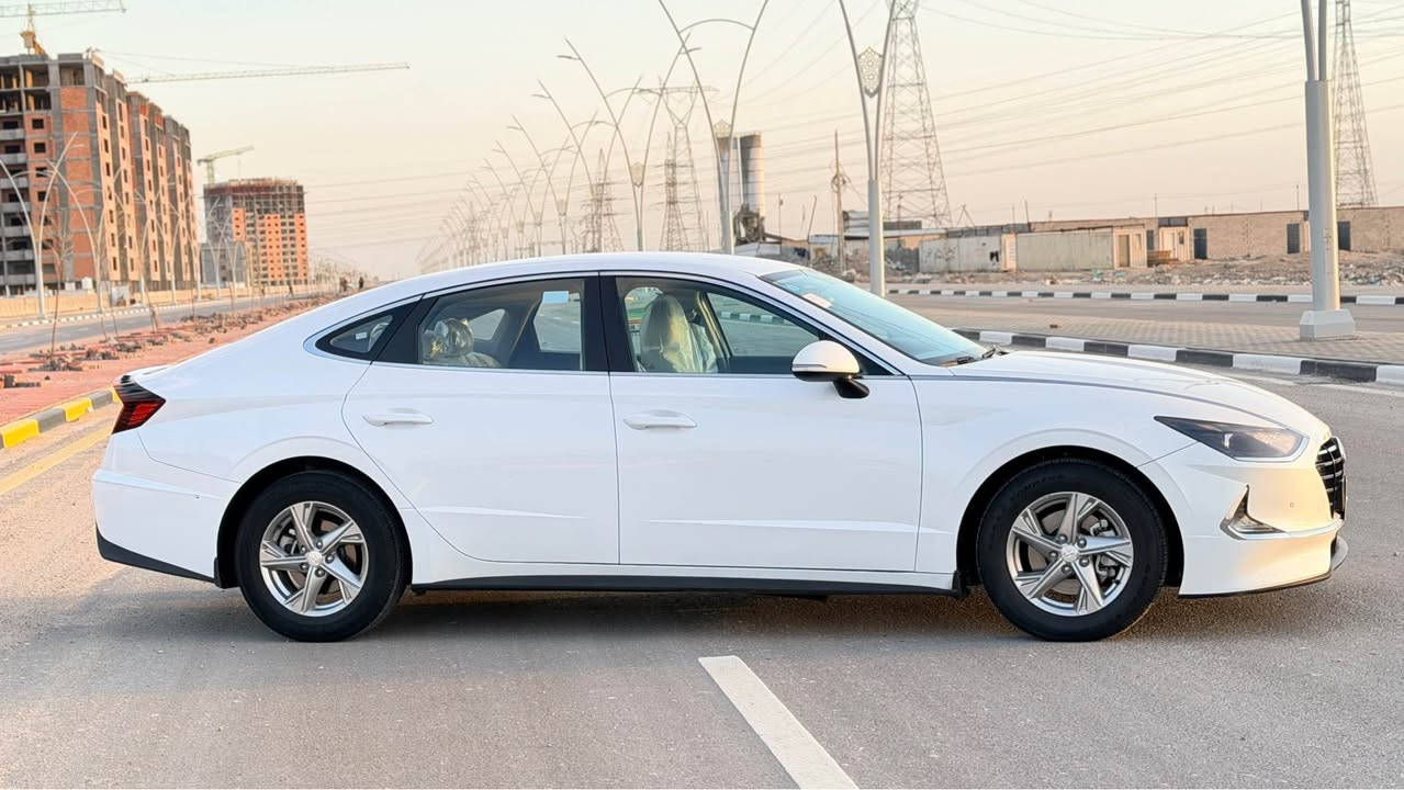 سوناتا 2023 وارد خليجي محرك 2500 دوش  رقم بغداد  الجديد بأسمي تحويل ثاني يوم
ماشية 115kmالف كفالة ماعدا البنيد بي بارد 
مواصفات شفتات استيرن تحكمات استرين
داخل ابيض مري شفط حساس خلفي/ امامي
اشارة بالمرايه كير دكم كامرة خلفية السياره جاهزه من كلشي .
المكان: البصرة
*********** البصرة, العراق
