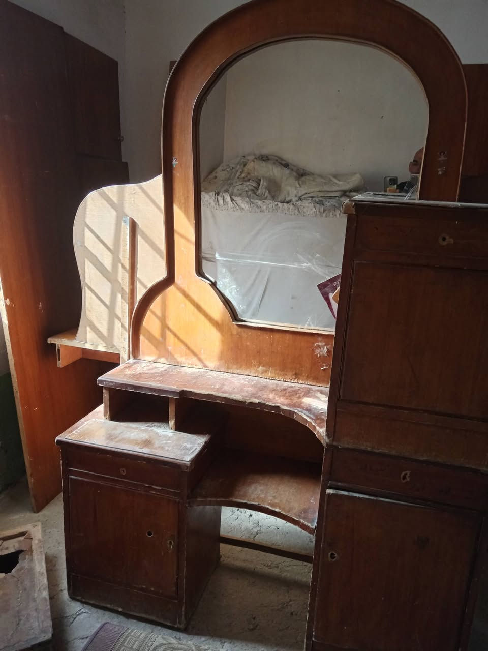 غرفة اخشاب ٦بيبان يرادله ترتيب للبيع ب ٣٠٠ وبيه مجال رقم تلفون *********** مكاني بغداد قرب مرور التاجيات
