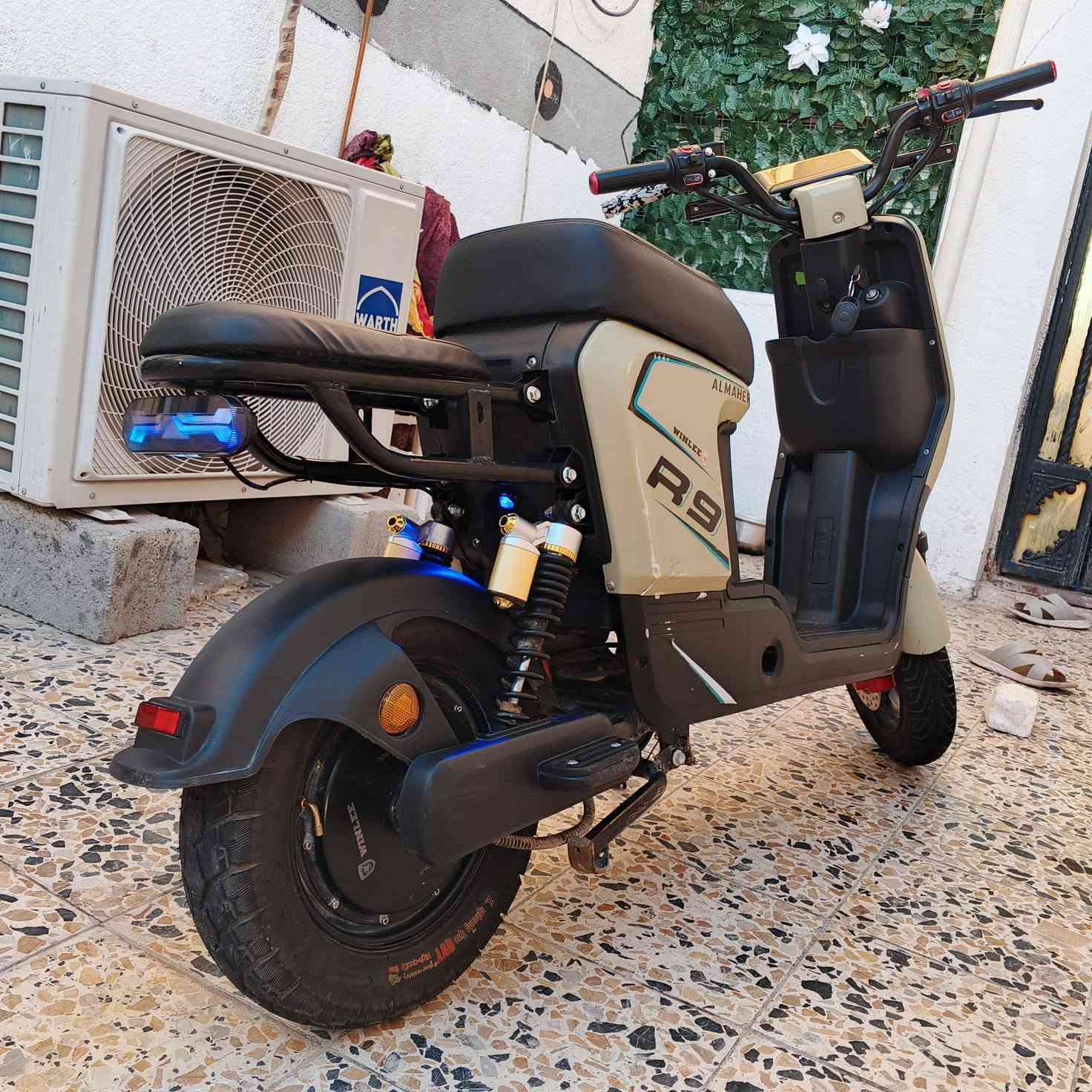 سلام عليكم دراجه ار9 دراجه مديل 25 دراجه كفاله عامه بيها خمس بطاريات كبار ونضيفات السعر 325 وبيها مجال ***********
