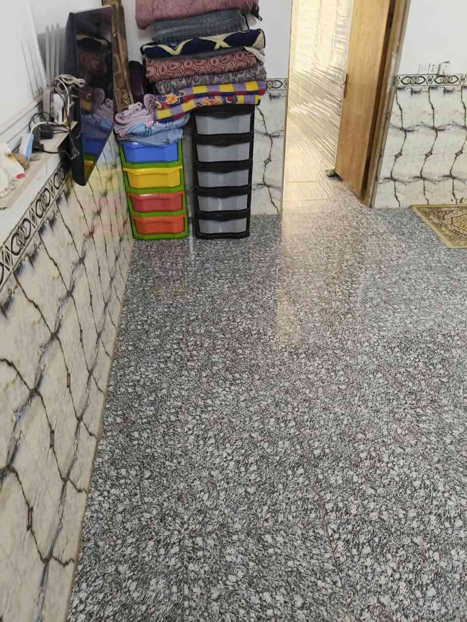 السلام عليكم بيت للبيع مساحه 140 متر
حي العسكري قرب مدرسه كميل
 استقبال 4×6
 وحمام تواليت خارجي
ومطبخ وصاله
وحمام داخلي
وغرفه 4×5
و طابق الاول غرفه 4×5
الارضيه كله بورسلين درجه اولى والحزام كله سيراميك
سطح البيت شتايكر / بناء طابوق السقف صب والارضيه رباط
بناء جديد 2020  السعر 65 نهايته
الاتصال ***********
