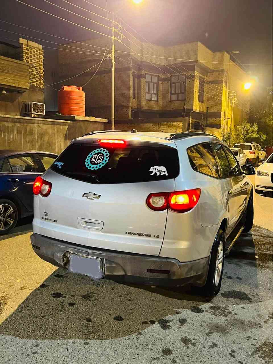 سيارة شفرليت ترافرس للبيع موديل 2010 
محرك 3600 
اوتوماتيك
تبريد شغال 
شاشة كبيره اندرويد 
سماعات جديده  
سيارة عائليه
تخم تاير جديد  
البدي بيه جراد باب خلف السايق 
وبيه دحكات بسيطه
سيارة عطلانه صار فترة  
ابيع اصوليات فقط سيارة ما تشتغل 
اكفل غرامات وتحويل فقط
كوم حديد ابيع 
السعر 67 ورقة بيه مجال حك الجيه قليل 
المكان البصرة القبلة حي المهندسين
التواصل على الرقم 
*********** الزبير, البصرة
