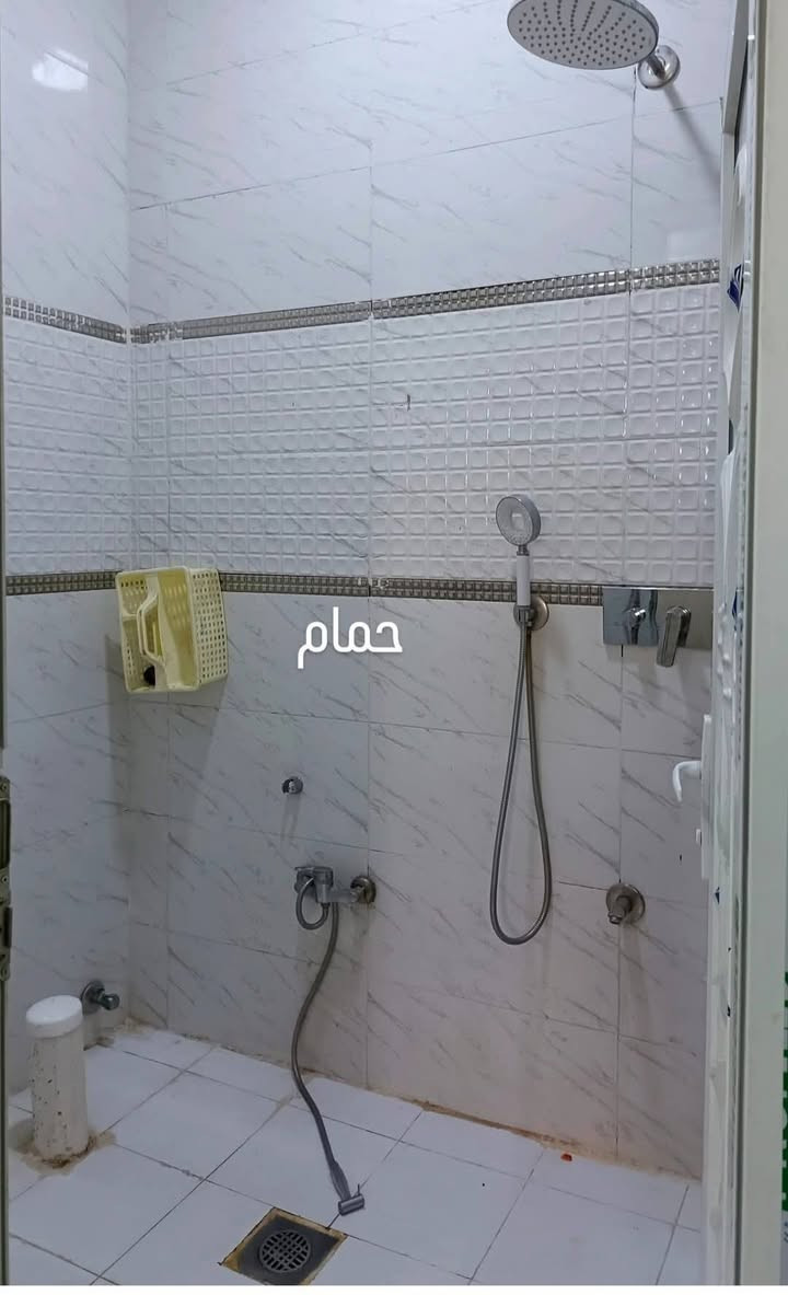 سلام عليكم بيت مساحه 87  طابغين طابغ الثاني بي غرفتين وحمام ومنور صاله مال درج وطابغ الول بي حمام واستقبال وصاله ومطبخ  طابغ الثالث بيتونه وسطح رقم الموبايل *********** السعر 110 وبي مجال
