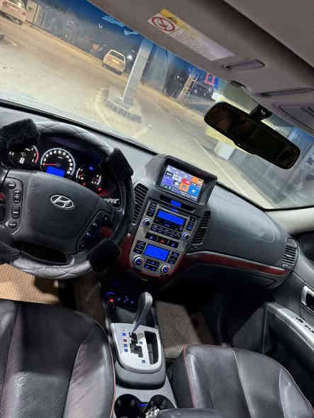 سانتا في ٢٠٠٨فول مواسه فات ته نها سلايت نيه كوشن جلد و هيته ره سوكان فوليومه ته حديل سورحه يه  سي گيره سي ريز كوشنه ته بريت  مه ركه زيه هه ر سيك كوشنه كه ي ته بريده جوار تايه ي لوكي له سه ره  شوين برا وه كاني زور جوان جاك كراوه ته وه سه ياره كه دينا ريكي مه سره ف تيدا نيه مالي دوسته لوك لوكه  
ره قه م ***********
*********** طوز, صلاح الدين
