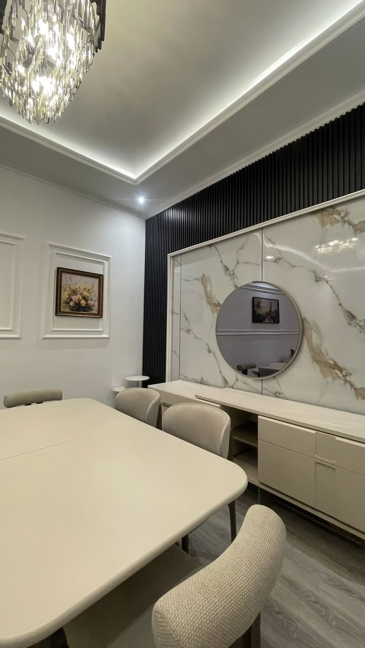 للبيع

شقة مؤثثة في مجمع رويال ستي السكني / علي الصالح

🔴أطلالة على الحديقة و الكراج 

المساحة 198 متر مربع 

البناية 

الطابق رقم 1 

تحتوي على ثلاث غرف نوم وصالة ومطبخ ثلاث حمامات ومكان غسالة وباقي الخدمات 

يتوفر واتس اب
*********** احمد
