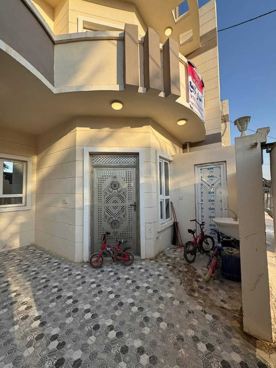 السلام عليكم 
دار للبيع في القادسيه شارع الدفاع المدني 
مساحة الدار 133 متر 
مكون الدار من 4 غرف نوم 
صالة + استقبال 
مطبخ + منور 
كراج + مجوعه صحيه3
سقوف ثانويه+ اشتايكر + واجه صبغ وتقطيع 
شارع 20 
قرب سايدين دفاع المدني او الرعاية الاجتماعيه 
السعر 120 وقابل للتفاوض 
للاستفسار اكثر مراجعة مكتب عقارات و مقاولات السردام اوالاتصال ***********-***********
