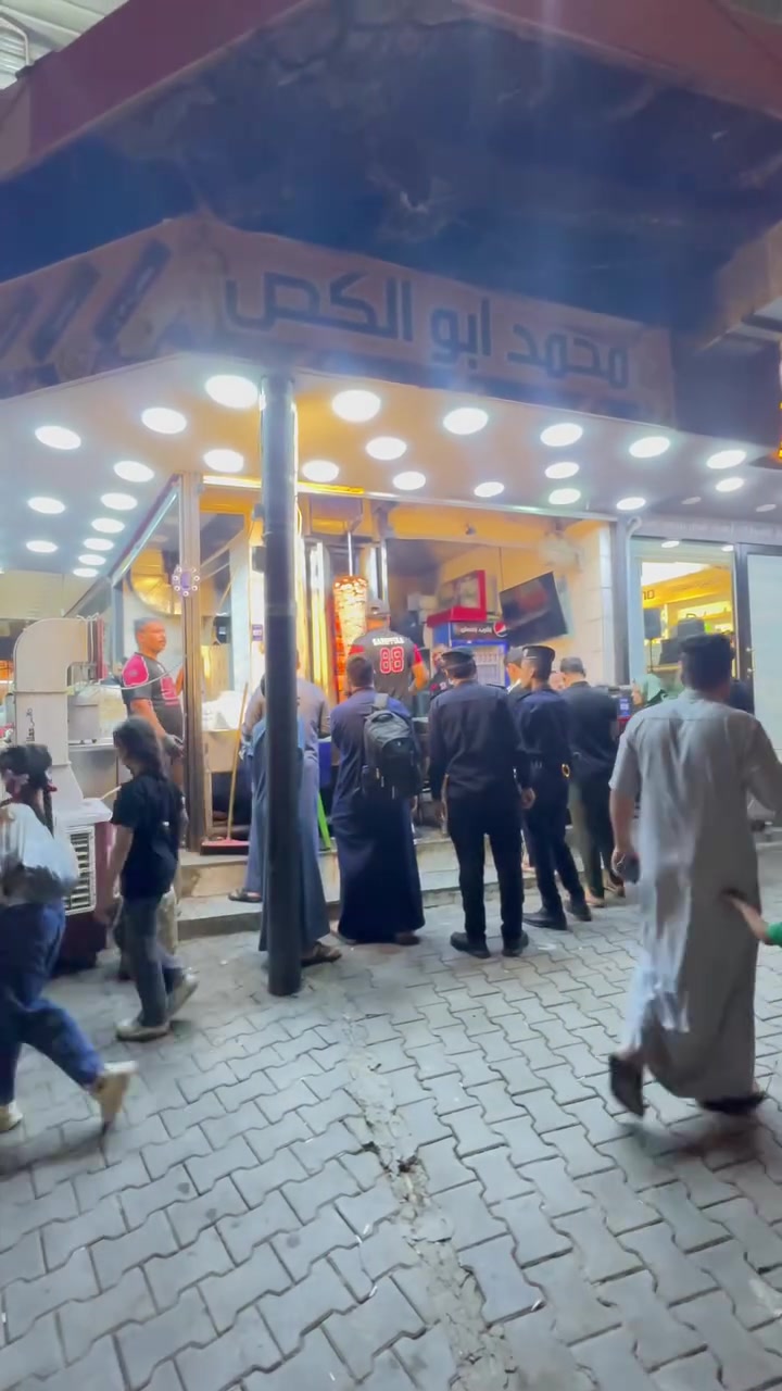 السلام عليكم مطعم معروض للبيع مطعم متكامل  وجبات متكاملة  كنتاكي ريزو كص دجاج بيتزا لحم بعجين بركر غرض البيع  لعدم التفرغ بسبب الدوام السعر  الاتصال على ***********
