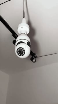 عروض عروض رأس السنه 😍  كاميرا مراقبة كلوب دوّارة بتوصيل لولبة E27  الا...