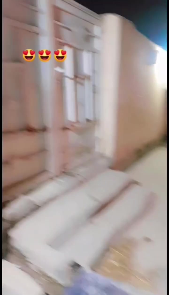 السلام عليكم 
بيت مساحته 200متر بالطابو و230واقع حال 

يحتوي غرفتين +صاله +استقبال+مطبخ +صحيات 

الموقع :حي الزهور قرب حسينية النبأ العظيم 

طابو صرف 

توجد جميع الخدمات +كابل ضوئي 

الشراية يجي يشوف وبي خير ويدلل 

متوفر اتصال فقط ***********
السعر 120وبيه مجال
