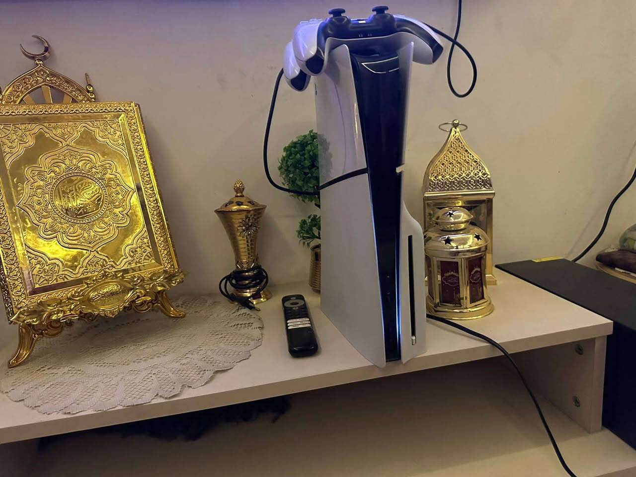 بلي5سلم
يدات 2 وقرص بيس 21 جديدة 
سعرة 750وبي مجال بسيط
عنواني شعب حي سومر 
***********
