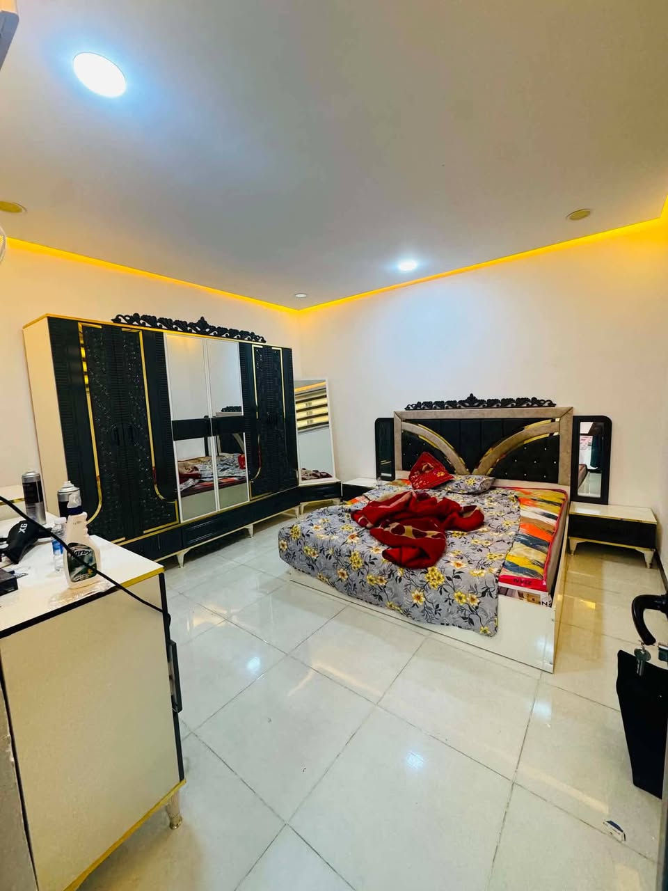 🏡 يعلن مكتب الظاهر للعقارات عن دار للبيع
📍 الموقع: مجمع لميرات – المرحلة الثانية
📐 المساحة: 250 متر
🏗 المرحلة: الأولى – B
🏠 الدار: طابقين – بناء جديد، كلش حلو ومرتب
✨ المواصفات:
4 غرف نوم
3 حمّامات
صالة استقبال مطبخ
 
حديقة جانبية (ركن)
💰 السعر: 250 مليون
🔻 بي مجال
📞 للاستفسار:

***********
