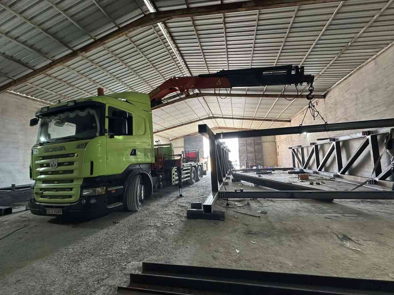 كرين إسكانيا (2005) كرين (12) طن ست سلايدات (4) هادروليك (2)يدوي طول بودي(6) ونص سعر575$بيه مجال بسمي رقم ***********
