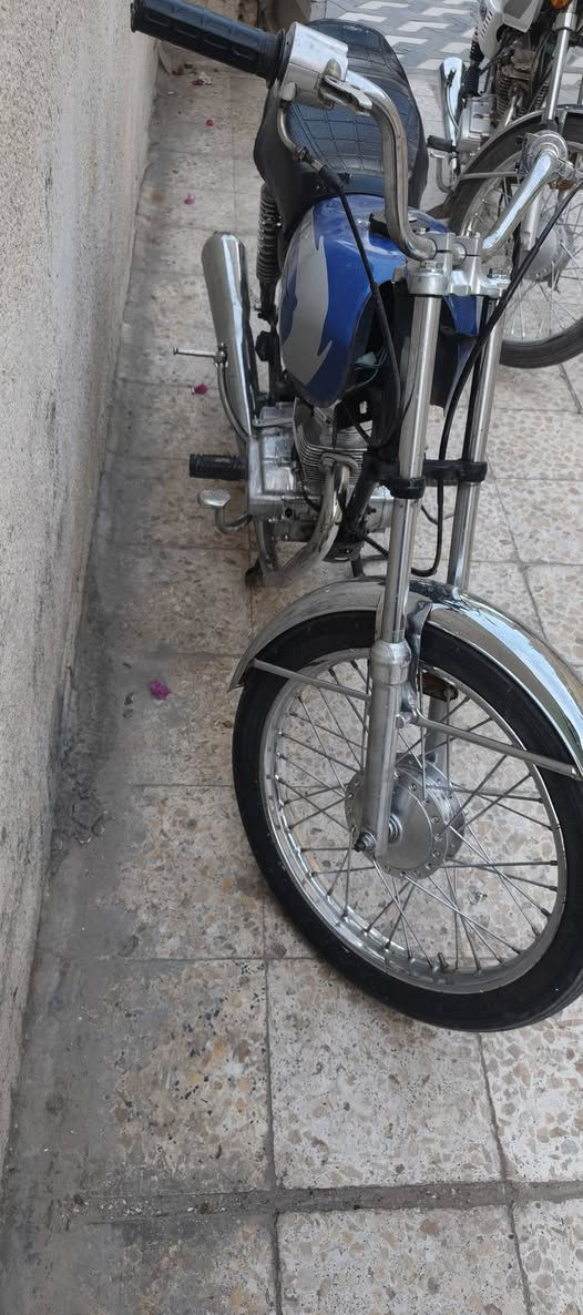 سلام عليكم دراجه نامه شغاله كاشي مابيه انطلاقيه فول مكانيي ناصرية مركز شارع بغداد دراج أوراق سعره ٣٧٥بيه مجال 
***********
