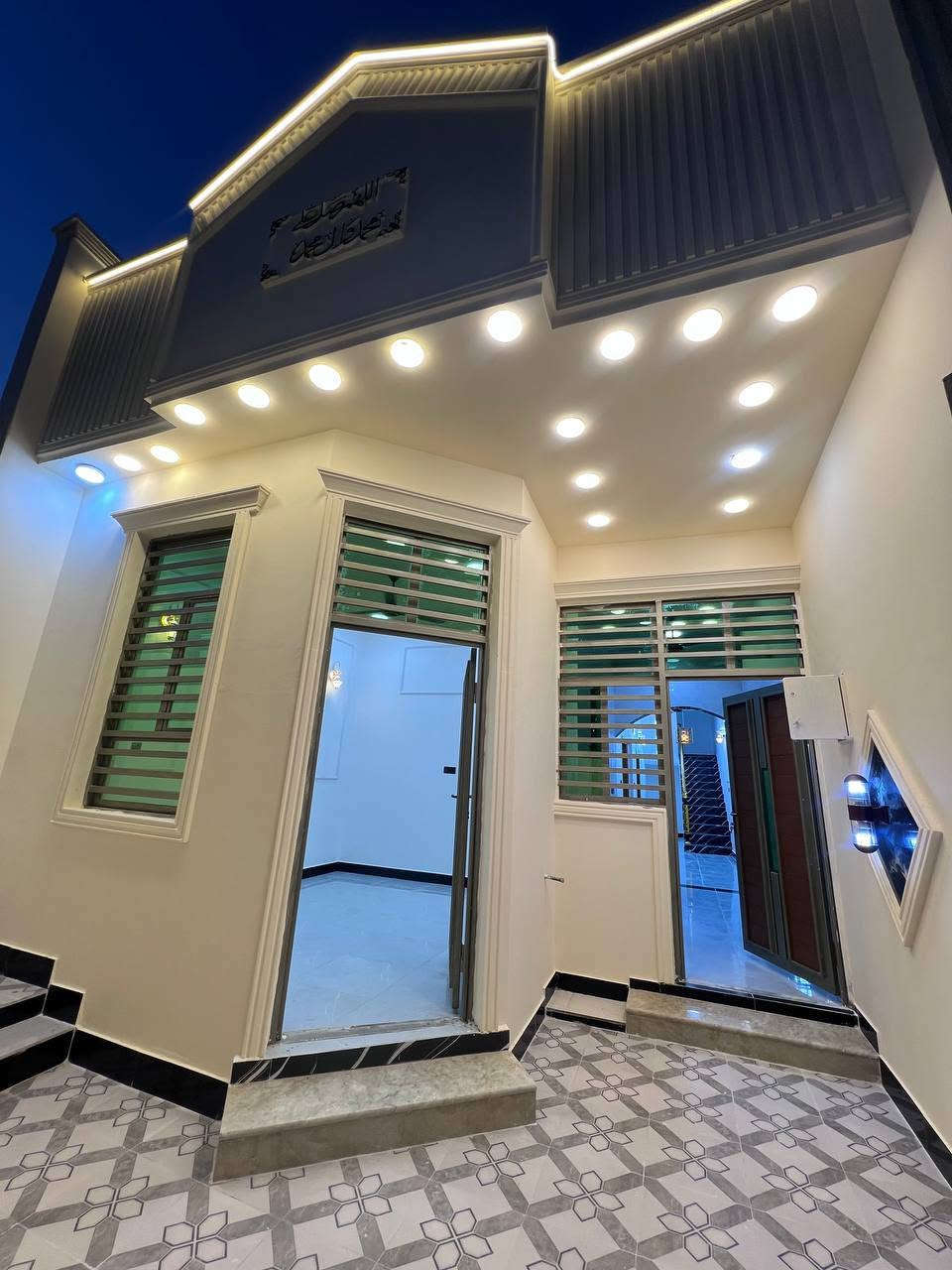 دارين سكن فول مواصفات 💯
ماء كهرباء مجاري انارة 
مقابيل الطابو صرف 
#شغل درجة اولى #تحفة فنيه 
كل #دار #يحتوي :: 
كراج . صحيات خارجية . استقبال 
مطبخ . غرفتين منام . صالة 
صحيات داخلية . درج . مناور 
البصرة - ابي الخصيب - طريق الوسطي
مقاطعة السبيليات الغربية 
#مساحة_كل_دار :: 110م
البناء حديث وخارطة مميزة وحديثه 
ملك صرف زراعي عراقي نموذج 25
منطقة هادئة ونهاية الشارع منقطع 
#سعر_الدار_الواحد :: 75 مليون قابل للتفاوض 
#للأستفسار :: ***********
