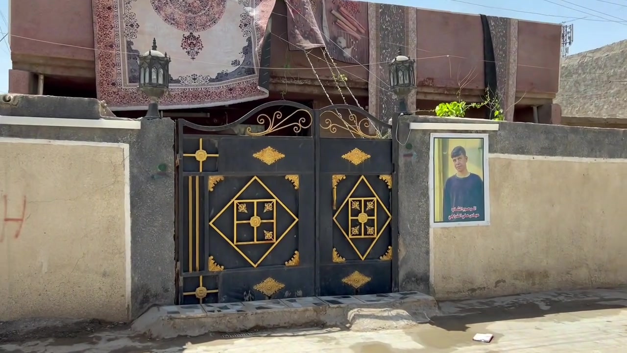 بيت ركن للبيع المساحة ٢٠٠ متر ١٠x٢٠ العنوان بداية 
الدسيم مقابل السوك مباشرة الفرع العريض يبعد عن الشارع 
الرئيسي ٦ بيوت يحتوي على 
كراج + حديقة 
استقبال 
مطبخ حار + بارد 
صالة 
غرف عدد ٣ 
حمامات عدد ٢ 
البيت طابوك جمهوري 
خدمات كاملة مي مجاري كهرباء 
للاسفسار ***********
