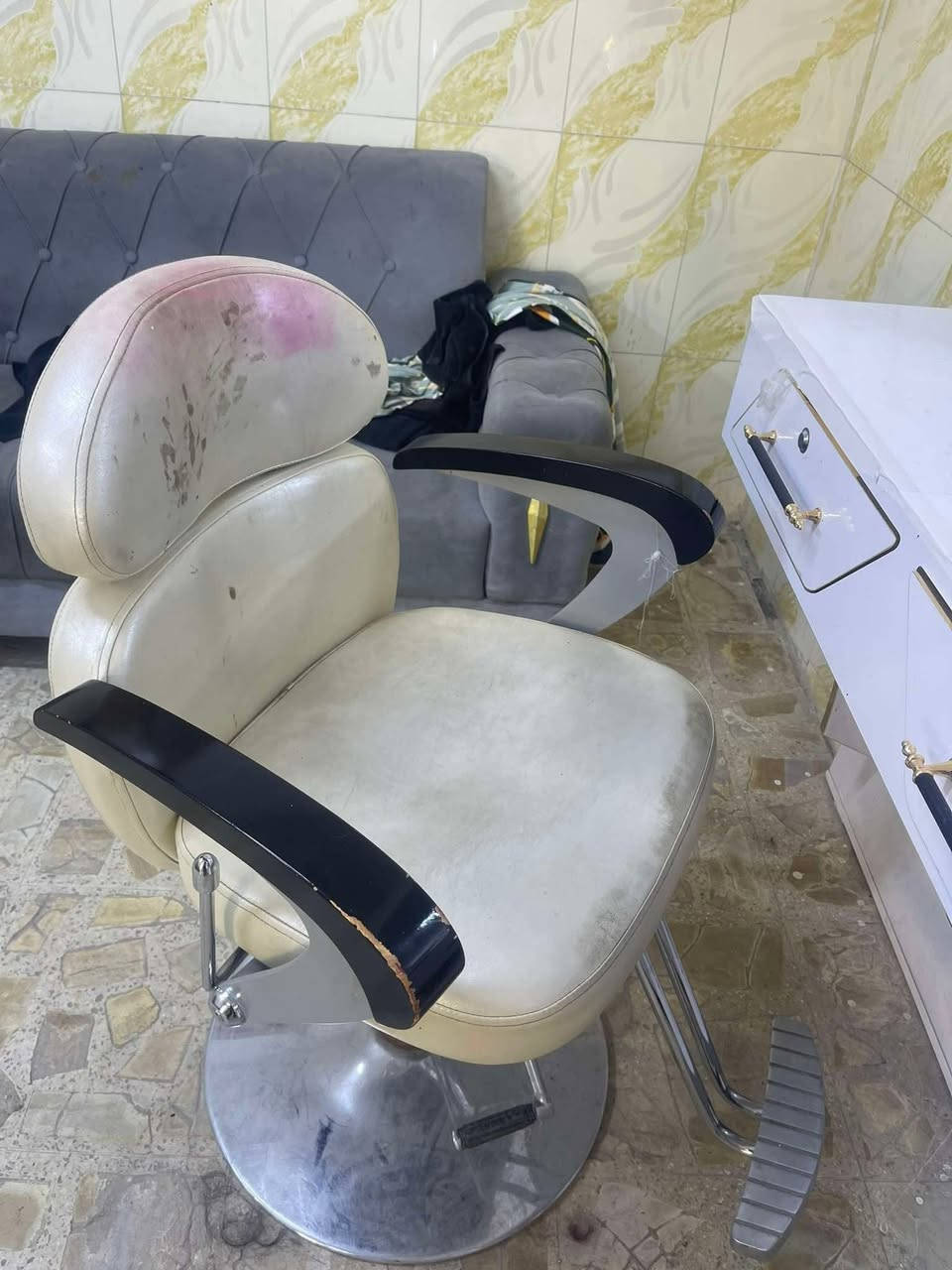 غراض مركز كامل للبيع كراسي 3 مرايات 3 كومدي 2 رف تعليك 2 سديه 1 جهاز بخار 1الهايدرو فيشل 1 مقسله 1 ميز كرلك 1 مع كراسي 2 منكير قدم 1 تواصل خاص ***********
