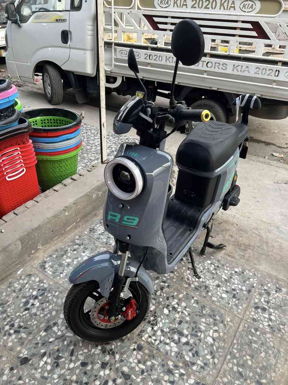 دراجة شحن R9نظيفة جدا استخدام قليل بغداد لامين الثانيه     التواصل عالرقم
770 713 5039‬

المواصفات :

تمشيك 75 حقيقي

 بنظام 4 سرع

جهاز إنذار عند السرقة

قفل السرج :  البطارية

بريكات دسك هايدروليك امامي وخلفي

بطاريات 5 نظيفة استعمال خفيف 

سلة أمامية

تايرات جوبلس

اشاير يمنه يسره دبل إشارة

وبصمة تشغيل عن بعد + كارت تشغيل

شاشة تظهرلك السرعة + شحن البطاريات + خاصية الرجوع للخلف السعر500 وبيه مجال الطيبين


**إذا كنت صاحب هذا الإعلان وتريد حذفه لأي سبب، رجاءا أرسل رسالة إلى الدعم الفني**