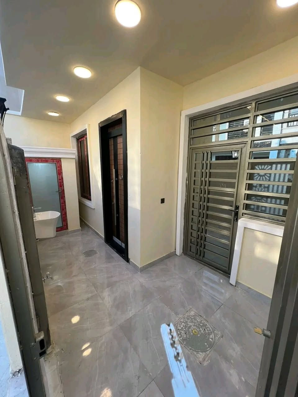 بيت للبيع – بغداد / الدورة / البوعيثة – مجمع السلطان الثالث
🔹 المساحة: ١٠٠ متر
🔹 البناء: طابق ونص
🔹 الواجهة: ٦ وربع
🔹 النزال: ١٦
🔹 يتكون من:
غرفتي نوم
استقبال
مطبخ
صالة
٣ صحيات
💰 السعر: ١١٧ مليون دينار
📞 للاستفسار: ***********
📱 يوجد واتساب
