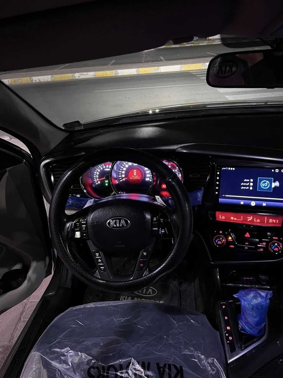 السلام عليكم .
اوبتما خليجي موديل 2013 بسمي بدون صبغ فقط الي بالصورة بالبنيد وبارد بالجاملغ الخلفي السيارة نضيفة غرفتها جديدة شخط مابيها محرك كير شرط بعدهن لوك برغي ما مفتوح على ايدي 
تبريد قطعتين 
تحكمات ستيرن 
گير  6 نمر شفتات ستيرن 
كروز سرعة نضام ايكو اقتصادي وعادي 
حساس خلفي 
مري شفط 
تبريد ثلج
جرس ع 120
السعر 120 
***********
