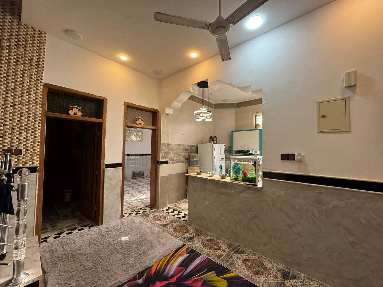 بيت للبيع مع الاثاث
حي الشهداء قرب مدرسه 
قريب ع الجمعيات وقرب ع حي الشهداء
بلازما  عدد ٤
ثلاجه كبيره 
ثلاجه صغيره
مجمده 
كاونتر سعره ٤ ونص 
براد ماء
غساله اوتماتيك
غرفة اخشاب كامله
كامرات 
سبالت عدد ٣
المساحه ١٢٥ طابقين بناء حديث
مطلوب إسكان وانا ابقى اسدد الاسكان

***********
170وبيه مجال
