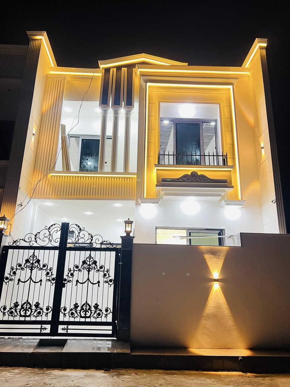 ‎دار للبيع في حي الملايين الاولى قرب جامع الصواف
‎المساحة:150م  | الواجهة:7.5

‎🔹 الطابق الأول: استقبال + هول + مطبخ + غرفتين نوم / صحيات داخليه وخارجيه 

‎🔹 الطابق الثاني: 3 غرف نوم  مع احد الغرف سويت + هول + صحيات

‎تسليم البيت فوري 🔸نظام البيت سبالت +دكتات +كاميرات

‎صنف الارض / زراعي بستان ملك صرف 

‎للاستفسار / ***********
