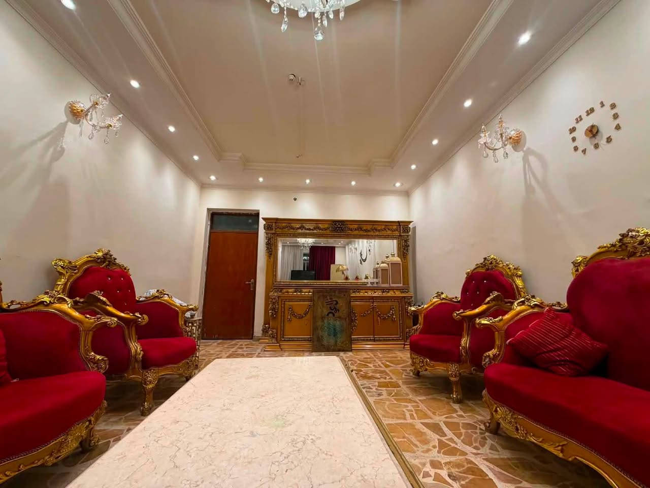 سلام عليكم تخم رئاسي دمياطي بحاله ممتازه جداً

 مع باترينه  طول 210سم ،عرض 260

طبله وسطه طول 120سم 

السعر 3,000,000 
العنوان عامريه شارع نادي الخطوط 
***********
