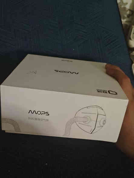 جهاز تنقية هواء قابل للارتداء مصمم للاستخدام في الهواء الطلق، خاصة في ظروف تلوث الهواء مثل الضباب الدخاني.  يحتوي الجهاز على فلتر HEPA مركب يمكنه إزالة الجسيمات الدقيقة الملوثة بكفاءة تصل إلى 99.5%. 
المواصفات 
يمكن التحكم فيه عبر تطبيق مخصص على الهاتف المحمول باستخدام البلوتوث، مما يسمح بضبط سرعة المروحة ومراقبة جودة الهواء وحالة الفلتر. 
يتميز بوجود نظام تهوية نشط لتوفير تدفق هواء كافٍ، مما يجعله مريحًا للتنفس أثناء ممارسة الرياضة. 
السعر 30 و التوصيل مجانا 
***********
