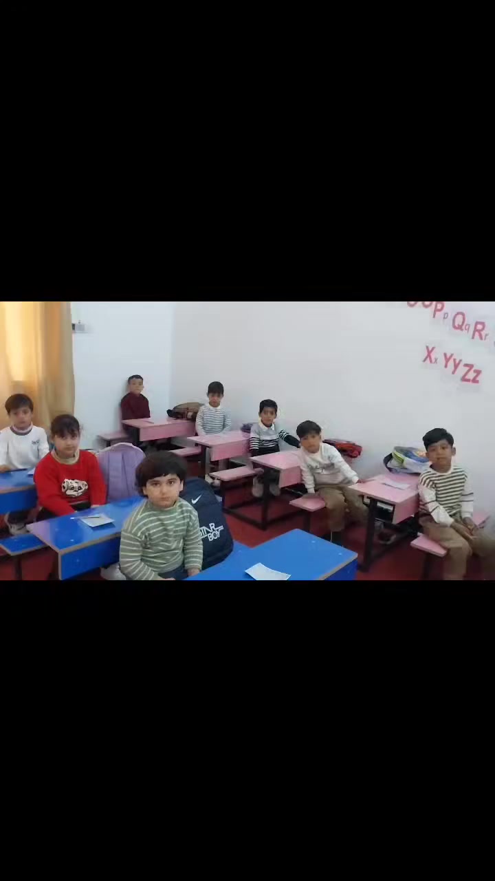 "ليس من السهل أن ترى طفلاً في الروضة يحاول حلّ الأسئلة بنفسه…
لكن في روضتنا نزرع في أطفالنا حبّ التفكير قبل الإجابة.
اليوم قدّم أطفالنا الصغار امتحانًا بسيطًا في الرياضيات، حاول كل طفل أن يحلّ الأسئلة بنفسه بكل ثقة وحماس.
فخورون بمحاولاتهم الجميلة… فهكذا تبدأ أولى خطوات النجاح." 🌟📚
خطوات صغيرة اليوم… لكنها تبني عقولاً مبدعة لمستقبل أبطالنا الصغار." 🧠📚
📲 للتواصل ***********
📍الجمعية شارع مدرسة الحكيم خلف بيت علي غاوي
