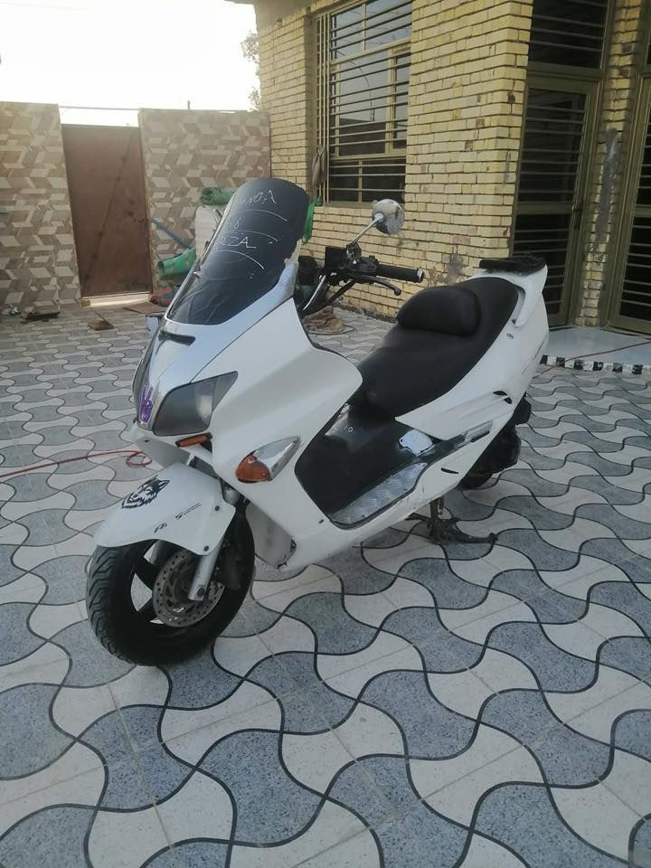 سلام عليكم فورزه 0،6 دراجه جديده مكينه نضيفه مفتوحه ولفات بس كهربايات كله شغاله رقم الهاتف مكان ناصري سوق الشيوخ ناحية الطار السعر 650 وبيها مجال 

***********1
