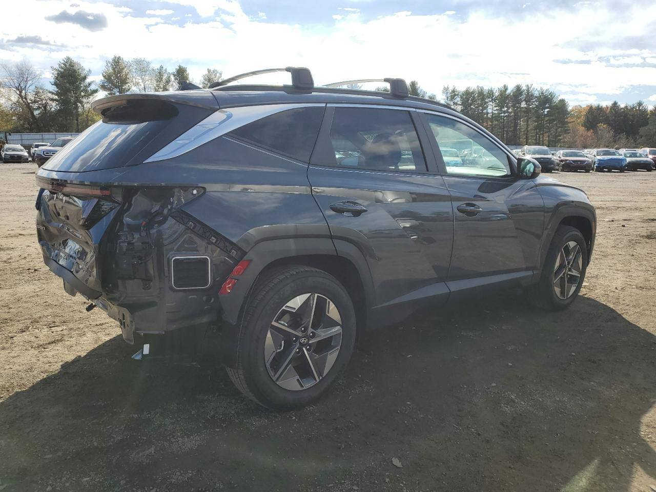 السلام عليكم ورحمة الله و بركاته .. 

🚗 ((  هيونداي توسان )) 
📌 الموديل : 2025
📌 المسافة :  26.800 ميل
📌 الضرر :  نهاية السيارة الخلفية 
📌 اللون : رصاصي غامق
📌 مفاتيح السيارة : متوفرة 
📌 المحرك :  4 سيلندر
📌 رقم الشاصي : 5NMJCCDE3SH585243
📌 موعد المزاد : الاثنين (5-1-2026) 
                       الساعة 6:00 مساءا 

⭕أبرز المواصفات والميزات:⭕

#المحرك_والأداء:
• المحرك التيربو: 1.6 لتر 4 سلندر، 180 حصان، 265 نيوتن متر عزم، مع ناقل حركة 7 أو 8 سرعات أوتوماتيكي، ودفع أمامي أو رباعي.
• المحرك الأكبر: محرك 2.5 لتر، 187 حصان، مع ناقل حركة 8 سرعات، ودفع أمامي أو رباعي.
• خيارات هجينة: تتوفر خيارات هجينة (HEV) وهجينة قابلة للشحن (PHEV) بقوة أعلى وكفاءة أفضل، كما توضح يقدم موقع موتري. 

#المقصورة_والتكنولوجيا:
• شاشات: لوحة عدادات رقمية وشاشة لمس مركزية بقياس 12.3 بوصة.
• اتصال: Apple CarPlay و Android Auto لاسلكي (في الفئات الأعلى)، منافذ USB-C، وتحديثات عبر الهواء (OTA).
راحة: مقاعد قماش أو جلد (حسب الفئة)، تبريد للمقاعد الأمامية (في الفئات العليا)، مكيف أوتوماتيكي مزدوج التحكم، وفتحة سقف بانورامية. 

#الأمان_والسلامة:
• وسائد هوائية: 8 وسائد هوائية.
• مساعدات السائق (ADAS): مثبت سرعة تكيفي، نظام تفادي الاصطدام الأمامي، نظام تتبع المسار، وكاميرات 360 درجة (في الفئات العليا). 

#التصميم_الخارجي:
مصابيح أمامية وخلفية LED، جنوط مقاس 18 أو 19 بوصة، وباب خلفي كهربائي يعمل بدون استخدام اليدين (في الفئات الأعلى). 
ــــــــــــــــــــــــــــــــــــــــــــــــــــــــــــــــــــــــــــــــــــــــــــــــ
⭕ مكتب شركة نجوم اربيل ⭕
العنوان : الشوملي - مقابل بنزين خانة - عمارة احمد جاسم صاحب - الطابق الثاني 
✆ ‏‪‏‪***********‬‏
اهلا وسهلا بكم 🚗
