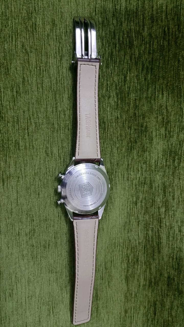 ساعة TAG Heuer Carrera Calibre 1887 Chronograph المصممة بهذا الأسلوب الكلاسيكي:⏱️ التصميم والمظهر الخارجيالميناء: يأتي باللون الأبيض الفضي (Silver-White) مع أرقام عربية مطلية بالذهب الوردي أو اللون الذهبي.العقارب: عقارب رفيعة متناسقة مع لون الأرقام (Rose Gold-tone) لسهولة القراءة.العلبة (Case): مصنوعة من الفولاذ المقاوم للصدأ المصقول (Stainless Steel) بقطر تقريبي يبلغ 43 ملم.الأزرار الجانبية: تحتوي على تاغ (تاج ضبط الوقت) يحيط به زرّان لتشغيل وإيقاف وتصفير عدادات الكرونوغراف.📊 العدادات الفرعية (الوظائف)تشتمل الساعة على ثلاثة عدادات فرعية موزعة عمودياً كالتالي:العداد العلوي (عند مؤشر الساعة 12): لحساب دقائق الكرونوغراف (حتى 30 دقيقة).العداد السفلي (عند مؤشر الساعة 6): لحساب ساعات الكرونوغراف (حتى 12 ساعة)، ومدمج بأسفله نافذة عرض التاريخ.العداد الأيسر (عند مؤشر الساعة 9): لعقرب الثواني الصغير الأساسي الخاص بالوقت اليومي المعتاد.🪵 الحزام والمشبكالمادة: جلد طبيعي باللون البني بنقشة جلد التمساح (Alligator Leather Effect).القفل: مشبك قابل للطي (Folding Clasp) مصنوع من الفولاذ، مزود بأزرار ضغط جانبية للأمان ويحمل شعار الماركة الشهير.⚙️ الماكينة والحركة (للطراز الأصلي)الحركة: أوتوماتيكية سويسرية الصنع Calibre 1887.مخزون الطاقة: يصل إلى 50 ساعة تقريباً (تنخفض إلى 40 ساعة عند تشغيل الكرونوغراف بشكل مستمر).مقاومة الماء: الطراز الأصلي يقاوم الماء حتى عمق 100 متر.
.سعرها 100الف يوجد توصيل


**إذا كنت صاحب هذا الإعلان وتريد حذفه لأي سبب، رجاءا أرسل رسالة إلى الدعم الفني**