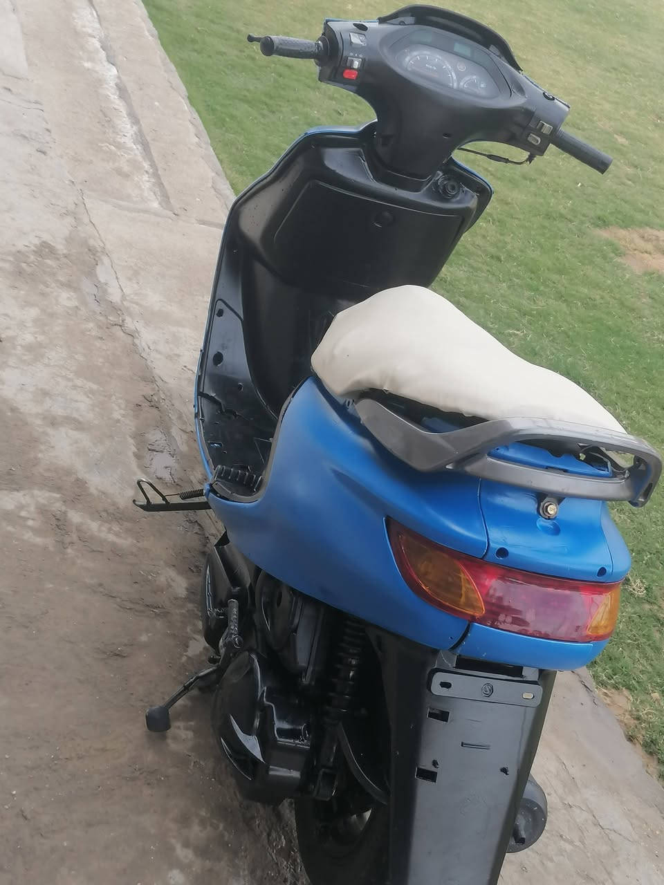 السلام عليكم شباب ( بيع مستعجل)   دراجه فراشه فحل كامله ماناقصه برغي  سلف هندر  مكينه خرسه لا تبخير ولا تنقيص ولا نضوح صافيه وتخبل شلعه ومعدل فول    ناعمه كلش، السعر 330 وبيه مجال (مستعجل عله)  بيعته المكان بابل القاسم رقم تلفون 📱 ***********
