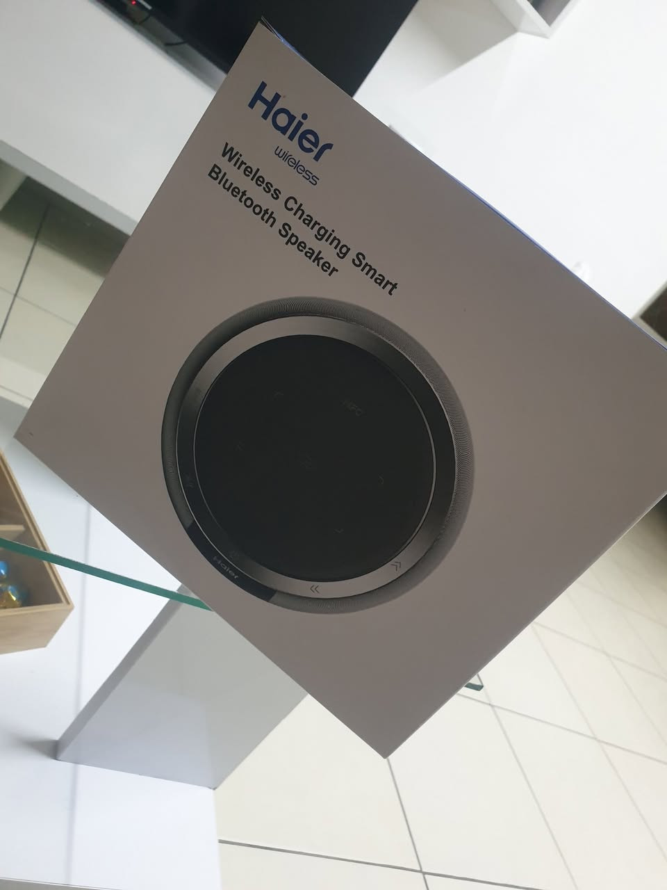 مكبر صوت بلوتوث للبيع 
ذكي يدعم شحن لاسلكي 
من شركة 
Haier 
مكبر صوت ذكي (Smart Speaker): يمنحك تجربة صوتية واضحة ومحيطية بجودة ممتازة لتشغيل المقاطع الصوتية والموسيقى.الشحن اللاسلكي (Wireless Charging): يحتوي الجزء العلوي منه على لوحة شحن لاسلكي مدمجة، تتيح لك شحن الهواتف الذكية والأجهزة المتوافقة بمجرد وضعها فوق المكبر.اتصال لاسلكي وبلوتوث (Bluetooth): يدعم الاقتران السلس بالهواتف، الأجهزة اللوحية، وأي جهاز يدعم تقنية البلوتوث لبث الصوت عن بُعد.تقنية NFC: يدعم الاقتران السريع بلمسة واحدة عبر ميزة الاتصال القريب (NFC) للأجهزة  
تفاصيل على خاص


**إذا كنت صاحب هذا الإعلان وتريد حذفه لأي سبب، رجاءا أرسل رسالة إلى الدعم الفني**