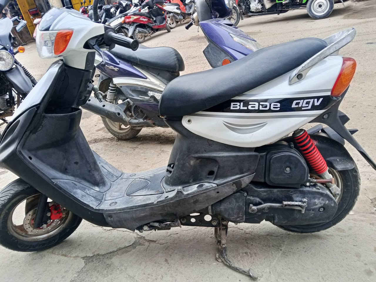 السلام عليكم
دراجه نوع ماكس قچمه 
الدراجه حالة وكاله الدراجه كفاله من كلشي 
الدراجه نازله من الرمبه صار حوالي 20يوم
التشغيله ناعمه 
الدراجه مديل 2008
السعر رمزي 600الف 
مكان حله مركز قرب جسر الهنود
للتواصل ***********
