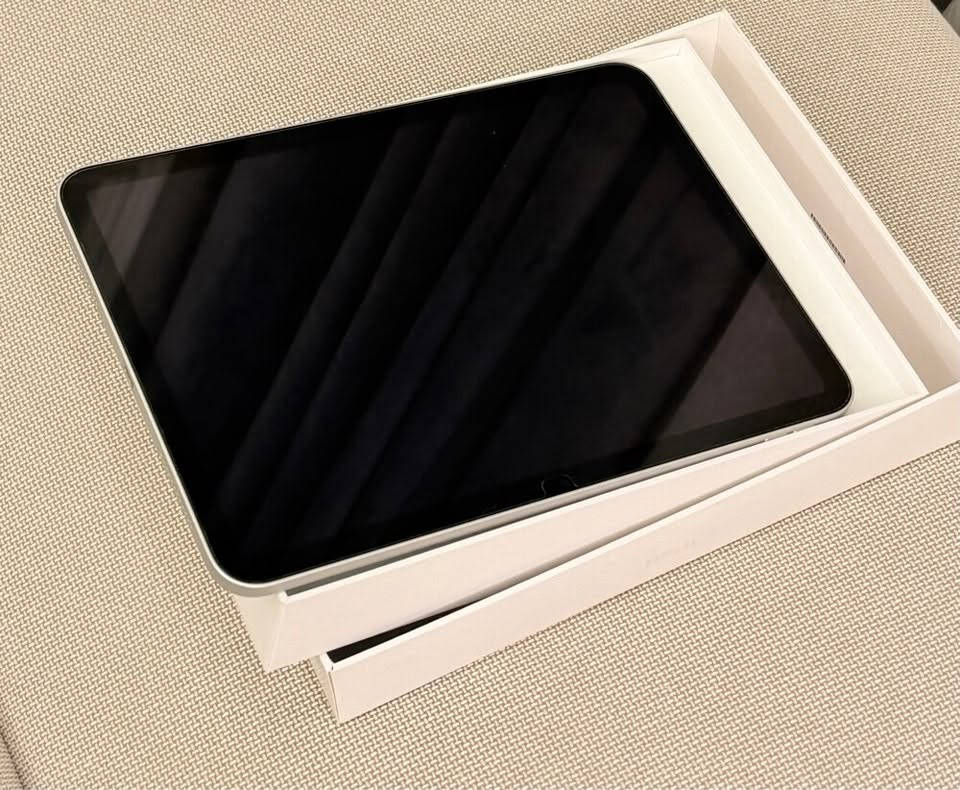 ايباد 10
📦 الحالة: جديد بالبكيت، لم يتم الاستخدام
💾 السعة: 64GB
🎨 اللون: فضي (Silver)
📱 الشاشة: 10.9 إنش Liquid Retina
⚡ المعالج: Apple A14 Bionic
📸 الكاميرا الخلفية: 12MP
🤳 الكاميرا الأمامية: 12MP Ultra Wide
🔋 بطارية تدوم طوال اليوم
🔌 منفذ شحن: USB-C
📶 Wi-Fi
📦 يأتي مع الكيبل الأصلي وجميع محتويات العلبة

💰 السعر: 525,000 دينار عراقي
🔸 يوجد مجال بسيط بالسعر للجادين فقط

واتساب ***********
