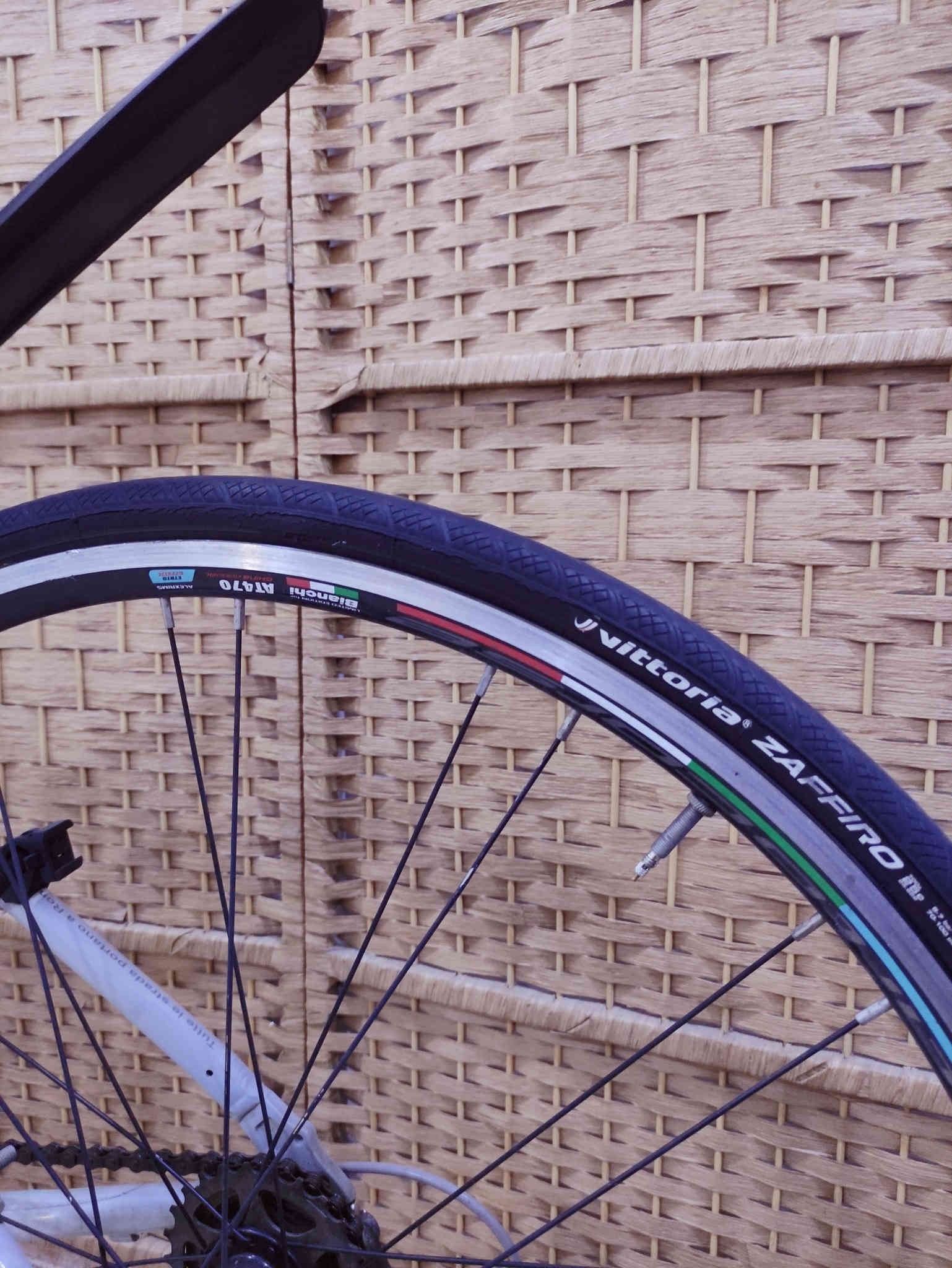 السلام عليكم 

دراجه ماركة #Bianchi بيانكا العالميه ماركه عالميه غنيه عن التعريف صنع ايطالي اصلي🇮🇹 البيانكا معروف فخر الصناعه الايطاليه🇮🇹 

 حجم 28 (C700)  ....فوول ألمنيوم خفيف جدا وسلس

لون مميز جدآ لون سمنتي سموك مطعم بأبيض  لامع ميتاليك

سستم شيمانو كامل سيت آلتوس #SHIMANO_ALTUS 

بدالات السرعه 8X3 سحب دفع #شاشه حديث سرعة جدا عالية 

بريكات سستم تيكترو Tektro سلس جدا حتى الفحمات مختومة

ستيرن رياضي نفخ مختوم بيانكا ...قبضات ربل طبي اصلي 

وياله زووم طبقتين ماركة مصممه لتحمل الاوزان الثقيله الطسات

 تايرات كتان اصليه ماركة ميشلين #VITTORIA_ZAFFIRO

سرج طبي اصلي مختوم بيانكا ...كمبليونات وياله وسرج سلايت

🔴الدراجه قطعه مال حاويه غير مستخدمه داخل العراق 
    ختم واحد ليبل واحد حتى السرج مختوم بيانكا 
     ما بيها اي نقص كامله وجاهزه 

المكان موصل الجانب الايسر ....السعر 225  الف (ثابت _ نهايتة) 

يوجد توصيل بغداد 

رقمي ***********
