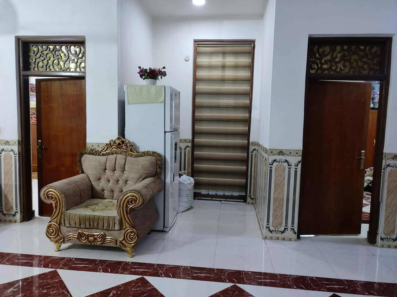 ---
للبيع بيت في حي الفرات – طريق السنية السياحي قرب الطاقة الشمالية

 المساحة: 550 متر

البيت يحتوي على:

غرفتين نوم 

صالة واسعة 

مطبخ 

استقبال 

صحيات داخلية وخارجية

حديقة بمساحة واسعة ومرتبة  

البيت يتميز بموقعه الحيوي وهدوئه بنفس الوقت، قريب من الخدمات والطريق السياحي.

.. للتواصل ع الرقم ***********
